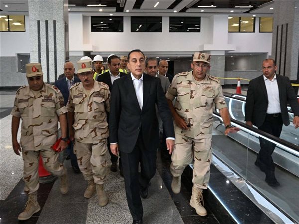 مدبولي يتفقد محطة الحافلات المركزية بالعاصمة الجديدة ويؤكد: مشروع حضاري يربط الجمهورية..صور