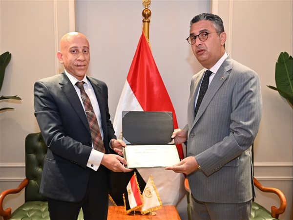 وزير التموين يكرم مفتشًا بالإسكندرية لجهوده الرقابية في عيد الأضحى