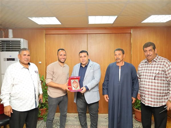 أهالي عزبة الحصة يكرمون رئيس مياه البحيرة بعد إنهاء أزمة مياه استمرت8 سنوات