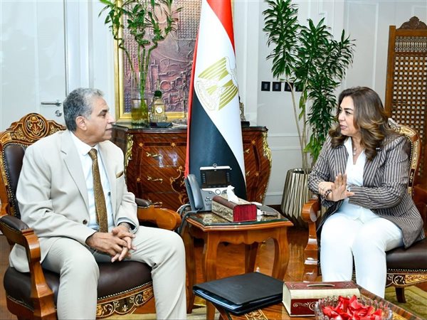 وزيرة البيئة تبحث مع المدير التنفيذي لمركز 
