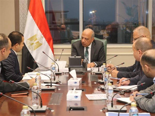 وزير الكهرباء يتابع مع 