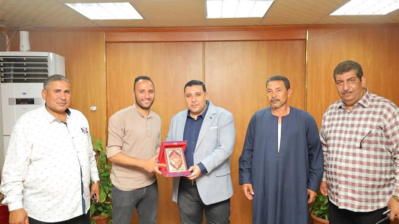أهالي عزبة الحصة يكرمون رئيس مياه البحيرة