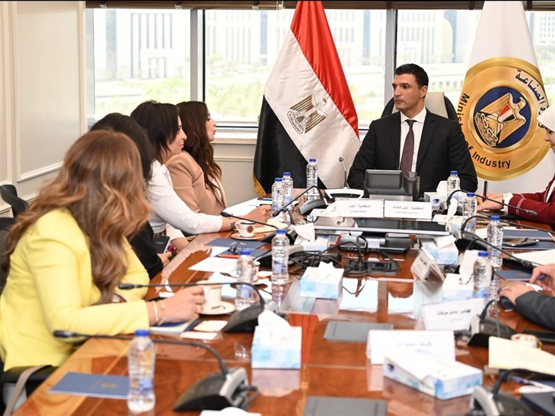 وزير الزراعة مع مؤسسة