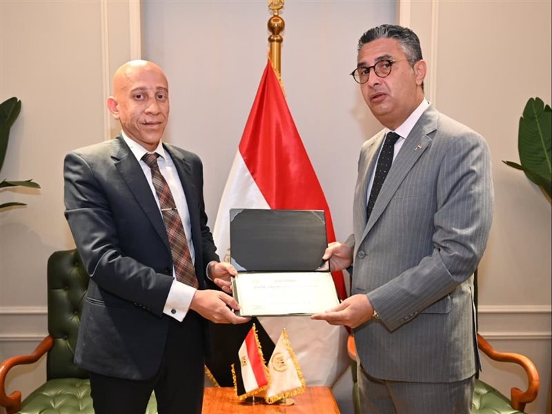 الوزير يكرم مفتش تموين الإسكندرية