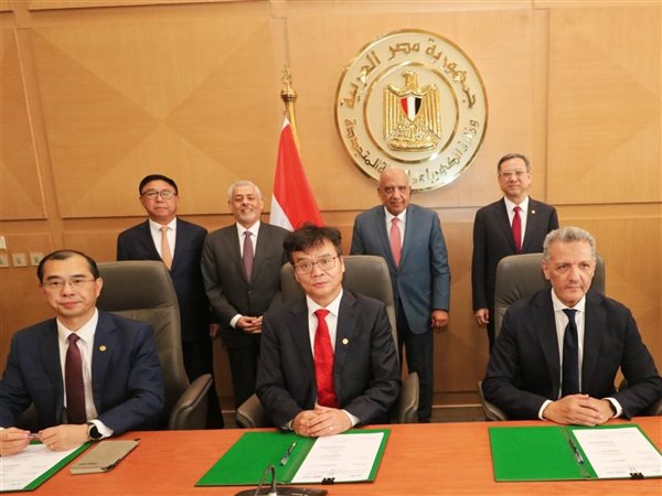 الكهرباء: توقيع اتفاقيات لإنشاء محطات وبطاريات تخزين طاقة بقدرة 1500 ميجاوات ساعة بالزعفرانة وبنبان