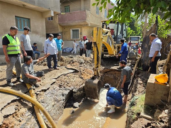 رئيس مياه المنوفية يتابع ميدانياً أعمال إصلاح خط مياه ميت خاقان بشبين الكوم