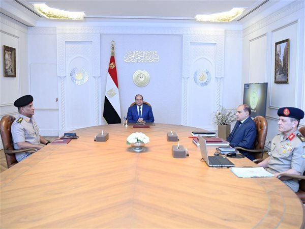 الرئيس السيسي يجتمع بوزير الدفاع ومستشار التخطيط العمراني لمتابعة المشروعات القومية
