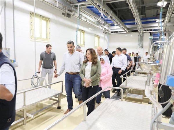 وزيرة التنمية المحلية والبيئة ومحافظ البحر الأحمر يتفقدان المجزر الآلي الجديد بالغردقة