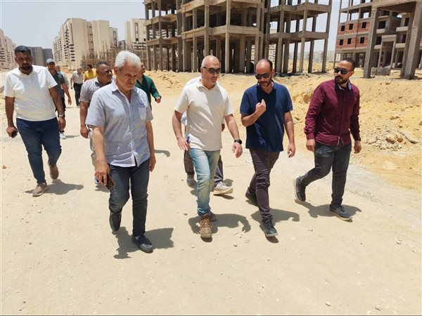 مساعد نائب رئيس المجتمعات العمرانية يتفقد مشروعات الإسكان بالعبور الجديدة