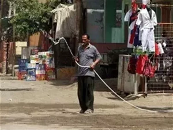 محافظ قنا: غرامة تصل إلى 5 آلاف جنيه لمخالفي رش الشوارع بمياه الشرب