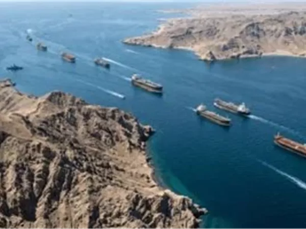 بعد الاتفاق.. ترامب: 700 سفينة تنتظر العبور من مضيق هرمز وسط تباين في إجراءات إيران 