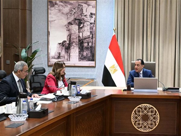 رئيس الوزراء يتابع موقف تنفيذ المشروعات الخدمية والتنموية بمحافظة الوادي الجديد