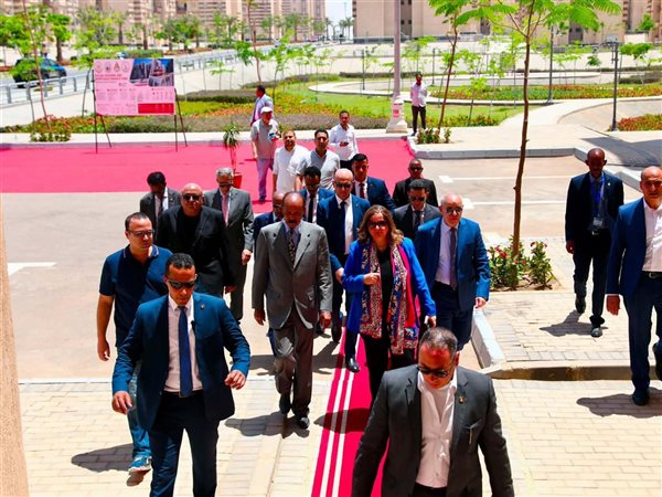الرئيس الإريتري يزور وحدات المبادرة الرئاسية 