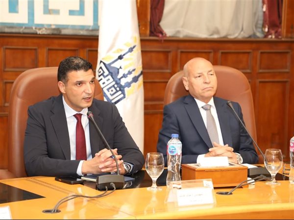وزير الصناعة ومحافظ القاهرة يُسلِّمان 43 عقد تقنين أوضاع لمصانع وورش بمنطقة شق الثعبان الصناعية