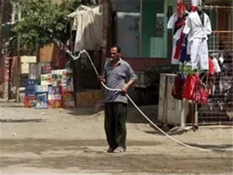 رش الشوارع بمياه الشرب