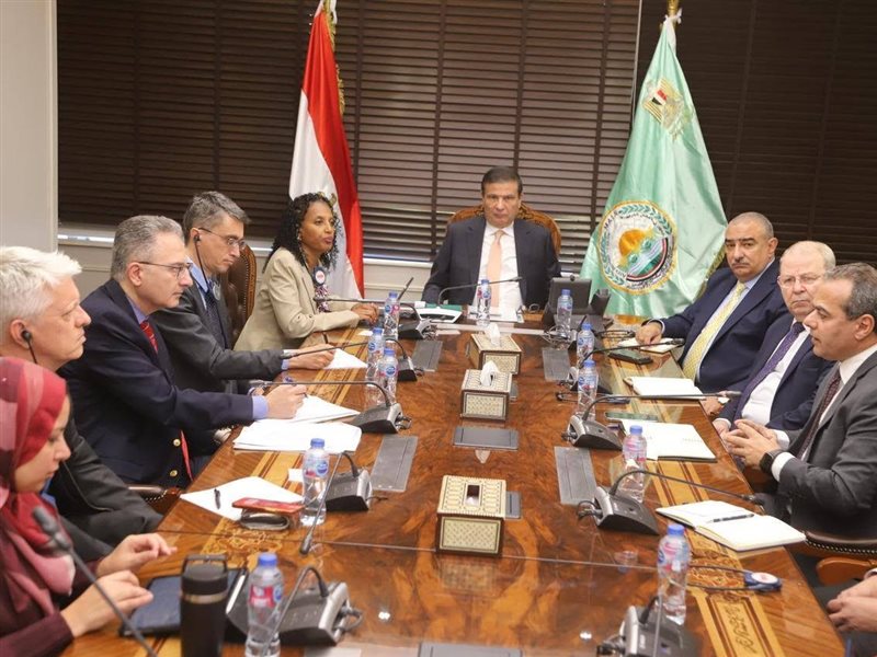 وزير الزراعة مع المديرة