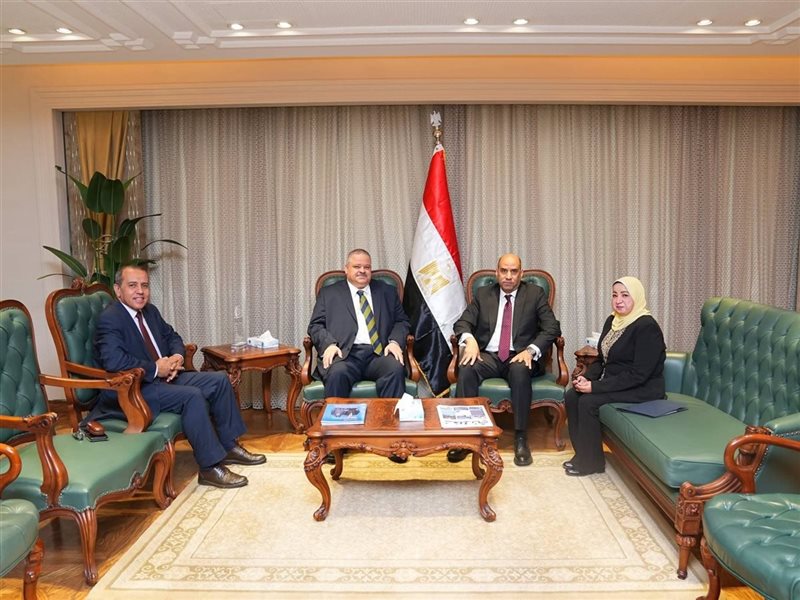 وزير العمل ومسؤول