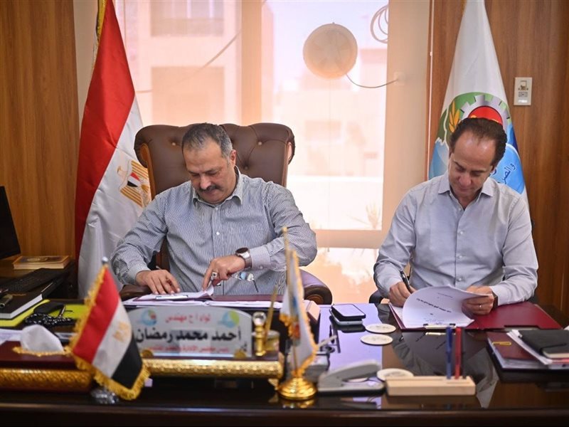 مياه القناة توقع عقد استثمار 330 فدانًا بسرابيوم 