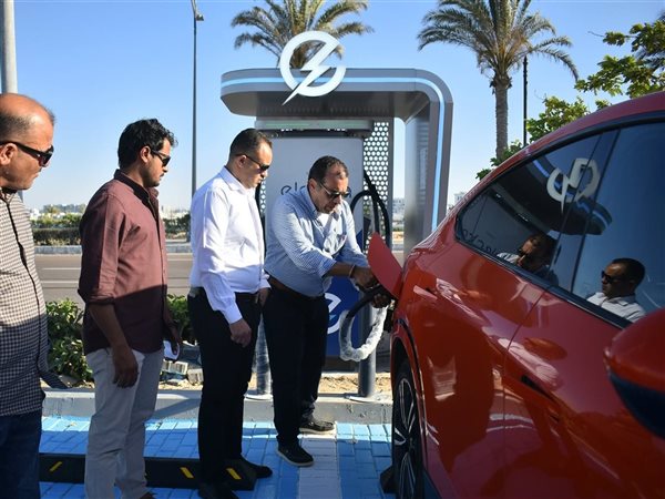 العلمين الجديدة تدشن مرحلة جديدة من التحول الأخضر بمحطات شحن السيارات الكهربائية