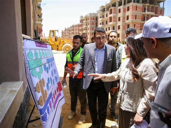 وزيرة الإسكان تتفقد مشروع “ديارنا” بالتجمع الثالث
