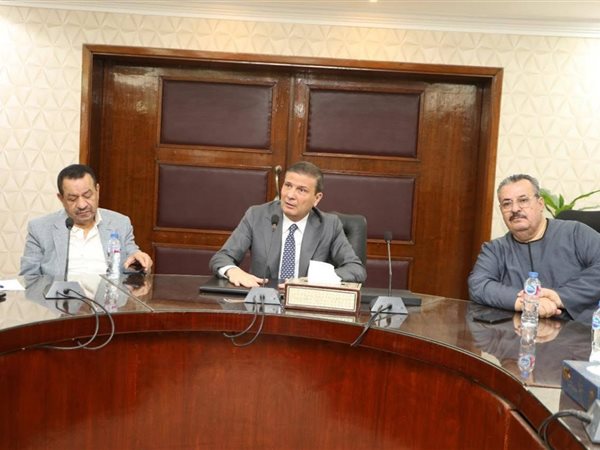 وزير الزراعة يضع خطة لإحكام الرقابة على توزيع الأسمدة ودعم الفلاحين ومبادرة «القرية المنتجة»