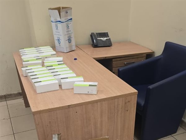 جمارك مطار القاهرة تضبط 27 عبوة دواء مخبأة داخل كراتين مياه زمزم