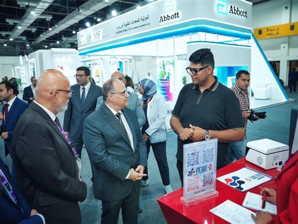 رئيس هيئة الدواء يتفقد أجنحة الشركات المشاركة في Africa Health ExCon 2026
