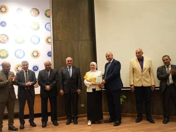 نائب وزير المالية يكرم الأمهات المثاليات والموظفين المتميزين ورواد العمل