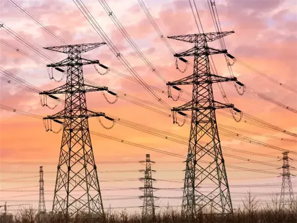 وزير الكهرباء يؤكد جاهزية الشبكة القومية لمواجهة ارتفاع الأحمال خلال الصيف