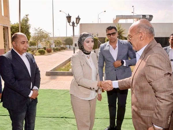 محافظ السويس يتفقد الحي الصناعي الأول ويشيد بمعدلات التنمية