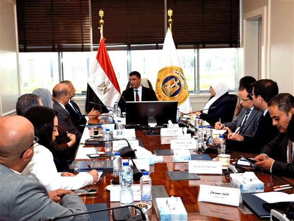 وزير الصناعة يبحث تعزيز التعاون مع الأكاديمية العربية لدعم الابتكار وربط البحث العلمي بالصناعة