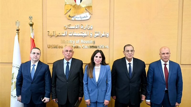 جانب من التوقيع 