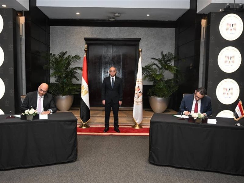 وزير الاستثمار يشهد توقيع عقد انتفاع المعرض الدائم
