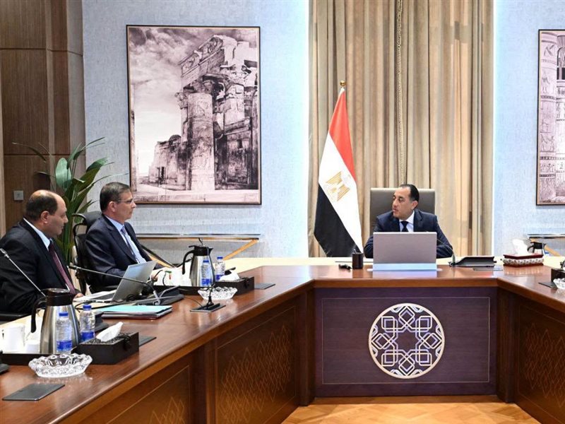 رئيس الوزراء مع وزير