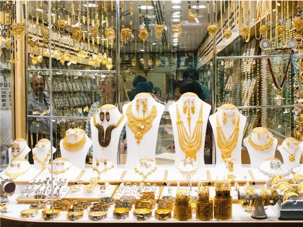 الأوقية تكسر حاجز 4000 دولار.. وفاروق يفجر مفاجأة حول تقلبات أسعار الذهب