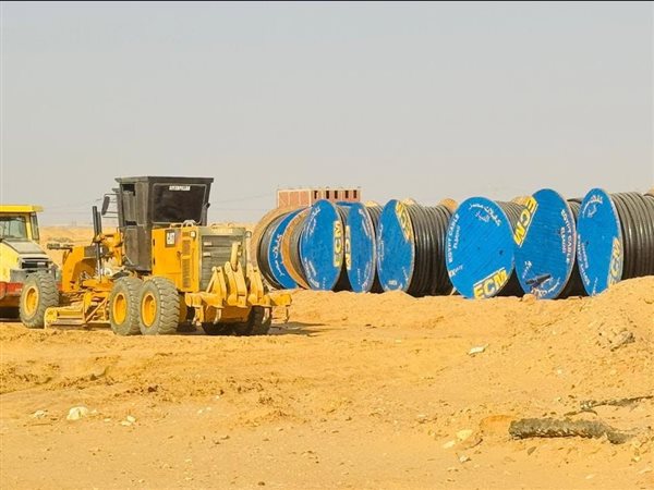 العبور الجديدة تواصل سباق التنمية.. متابعة أعمال الطرق والكهرباء بأراضي الأمل سابقاً