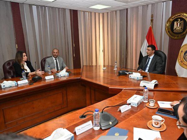 وزير الصناعة يبحث مع شركة 