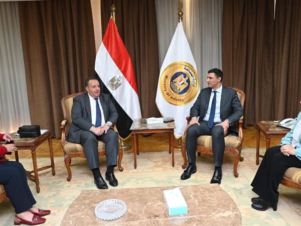 وزير الصناعة يبحث مع نقيب المهندسين آليات الاستفادة من الخبرات والكفاءات الهندسية المصرية في دعم خطط التنمية الصناعية