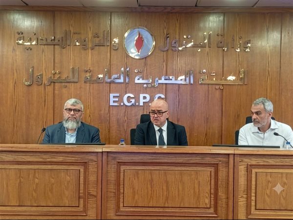 هيئة البترول تبحث تطبيق تقنية الغمر الحراري لتعزيز كفاءة مراكز البيانات وخفض استهلاك الطاقة