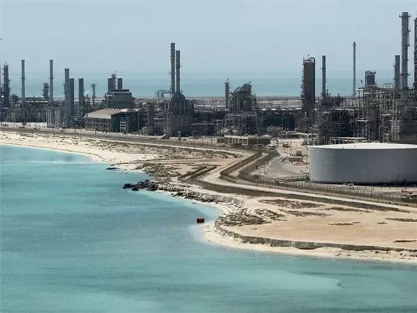 السعودية تعزز صادرات النفط.. أكبر موجة شحنات من الخليج بعد هدنة إيران