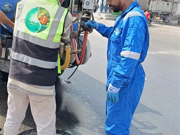 مياه القناة تواصل تطهير شبكات الصرف الصحي ورفع كفاءتها بمحافظات القناة