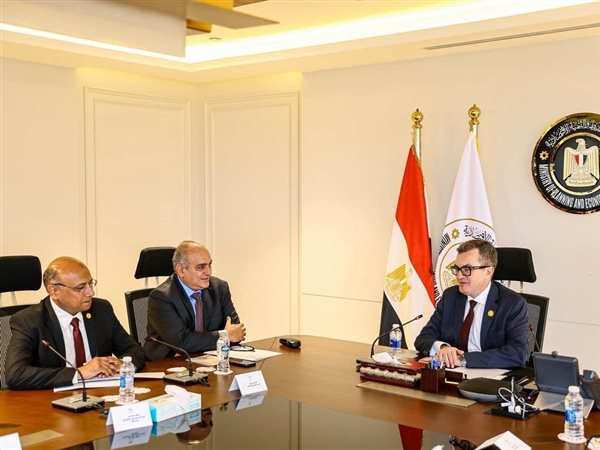 أحمد رستم يبحث مستجدات تطبيق 