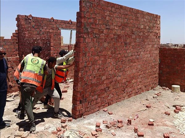 حملات يومية بمدينة حدائق أكتوبر تضبط مخالفات بناء وتحويل أنشطة وتنفذ إزالات 