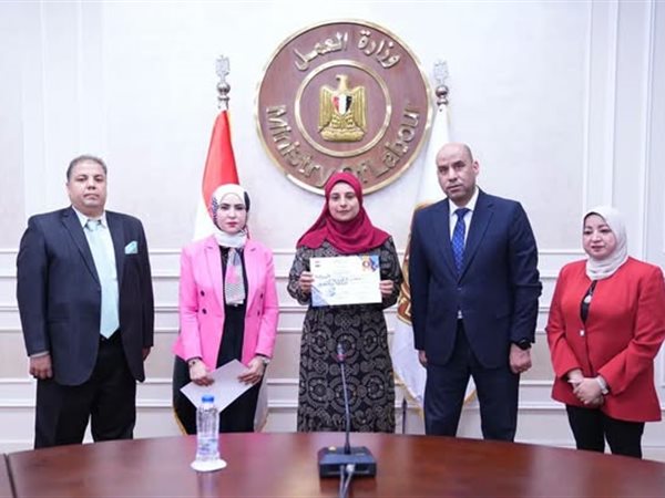 وزير العمل يسلم سيدات معيلات معدات لبدء مشروعاتهن
