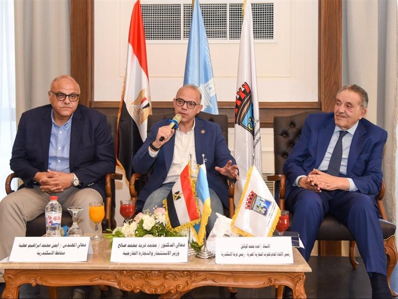 لقاء موسع بين الحكومة ومجتمع الأعمال بالغرفة التجارية 