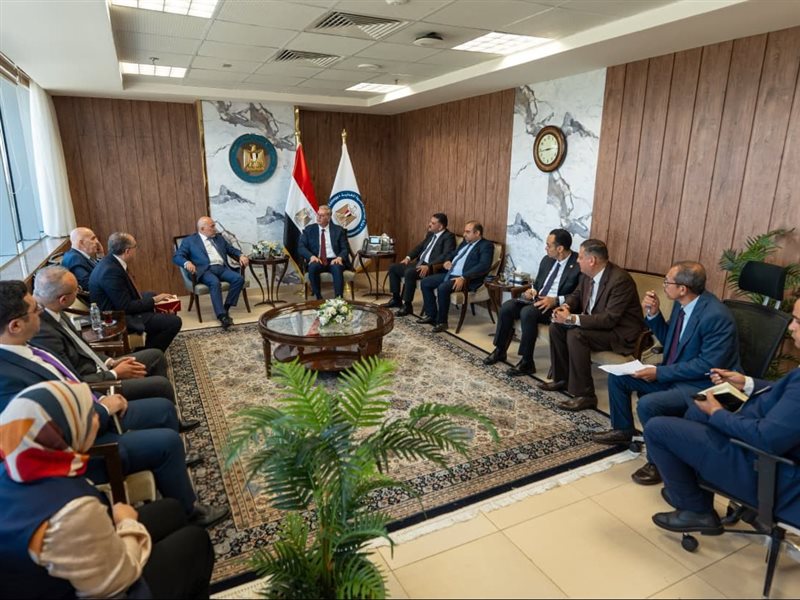 وزير البترول خلال اللقاء
