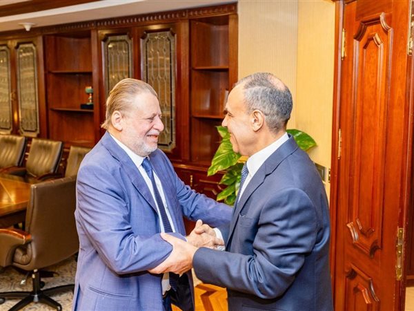 محافظ المركزي ووزير الخارجية يبحثان مع 