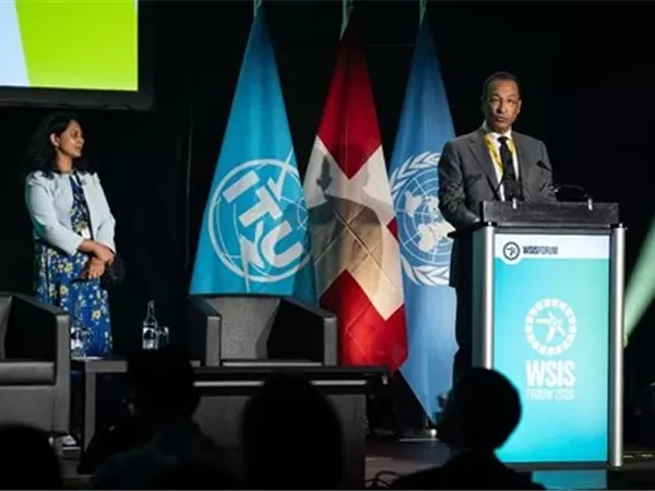 وزير الاتصالات يستعرض تقرير رئاسة مصر لمنتدى القمة العالمية لمجتمع المعلومات لعام 2026