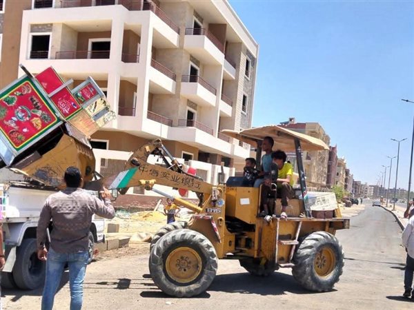 حملة مكبرة لإزالة الإشغالات والباعة الجائلين ببيت الوطن بالقاهرة الجديدة 