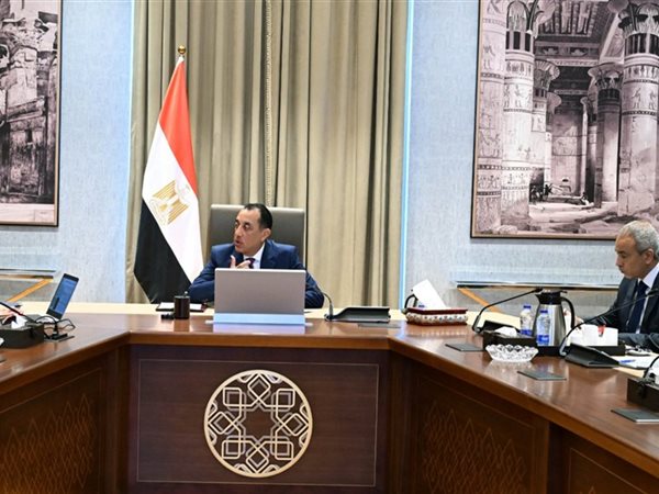 رئيس الوزراء يتابع عددًا من ملفات العمل المشتركة بين وزارتي الطيران المدني والبترول